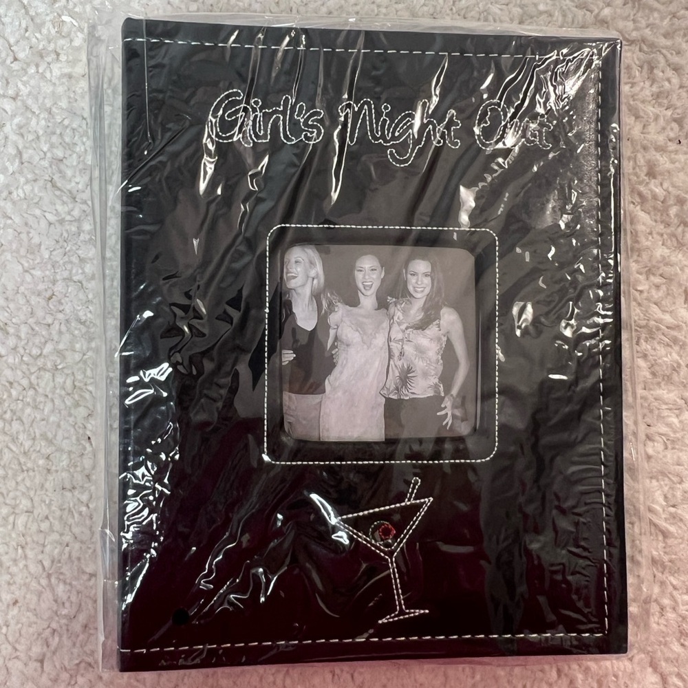 Sixtrees 'Girl's Night Out' Imitation Leather w/White Stitch Photo Album 4" x 6" - Picture 10 of 10